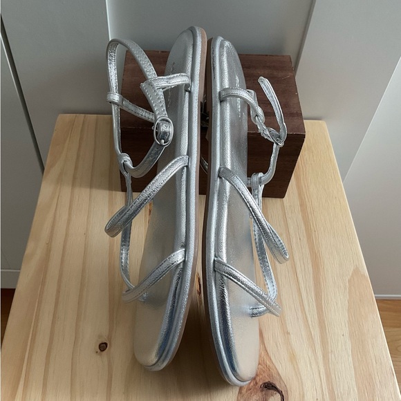 Women’s Old Navy NWT’s Silver Metallic Sandals Vegan Size 7.5 - Picture 4 of 8